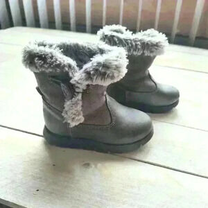 Girls Oshkosh B'gosh Gray Faux Fur Lined Winter Boots Size 6